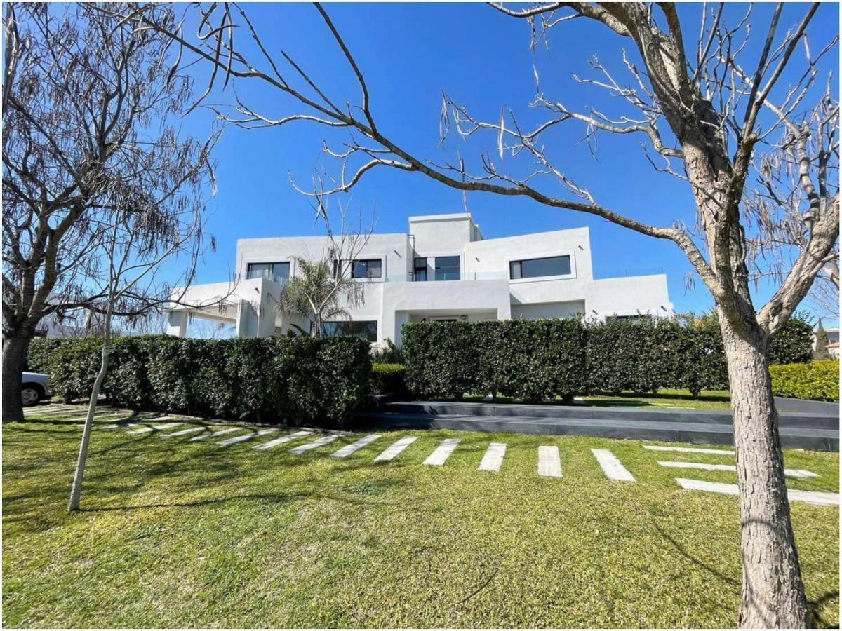 Casa en venta 5 dormitorios en Pilara