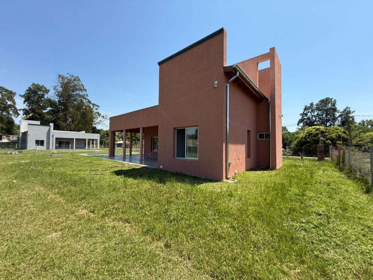 Casa con Pileta a la Venta en Barrio Los Pinos -Exaltación de la Cruz-