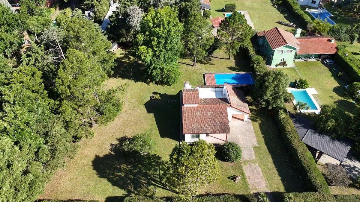 Casa en Venta sobre dos lotes de 1.000 m² cada uno (total 2.000 m²) — Barrio Parque Exaltación — Apt 4