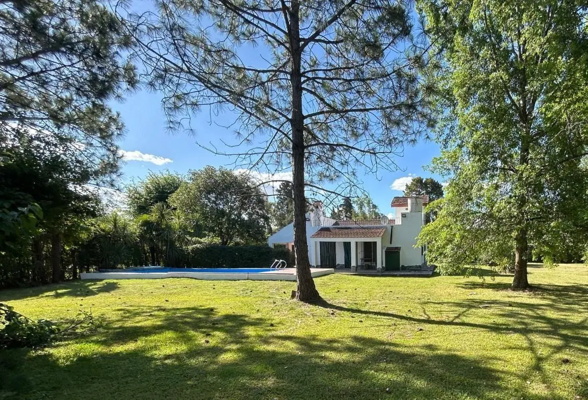 Casa en Venta sobre dos lotes de 1.000 m² cada uno (total 2.000 m²) — Barrio Parque Exaltación — Apt 3