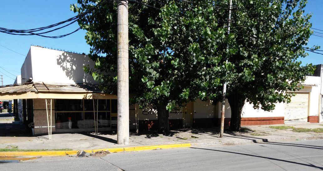 ESTRATÉGICA ESQUINA COMERCIAL CON VIVIENDA ENTRADA DE AUTO