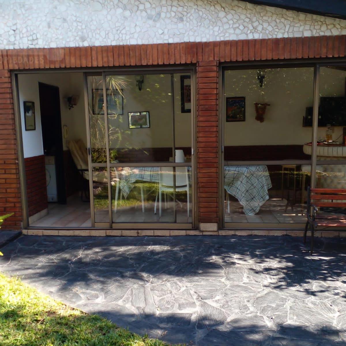 CASA CON PARQUE PILETA GARAJE