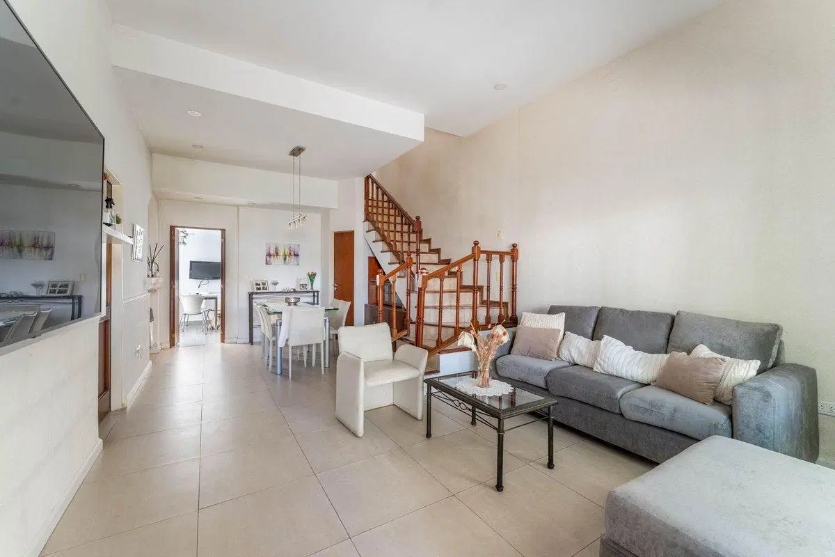 Venta Casa de 7 amb. con doble cochera y patio 4