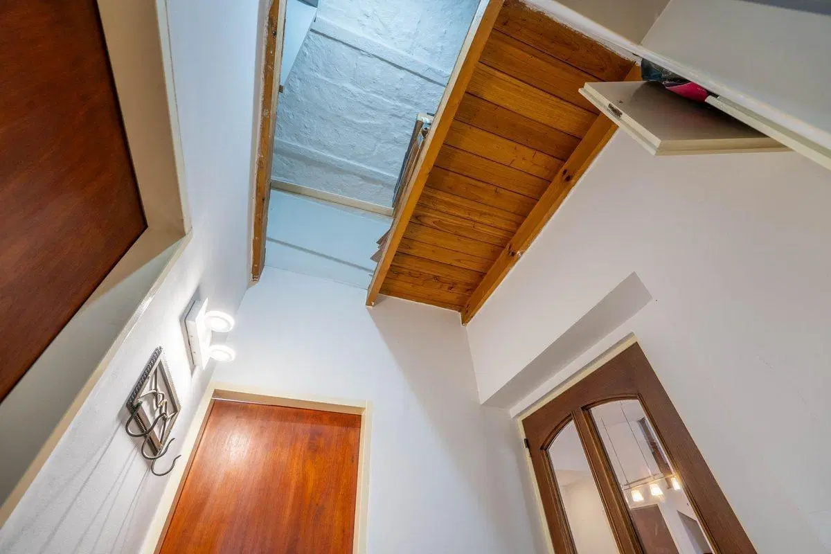 Venta Casa de 7 amb. con doble cochera y patio 5
