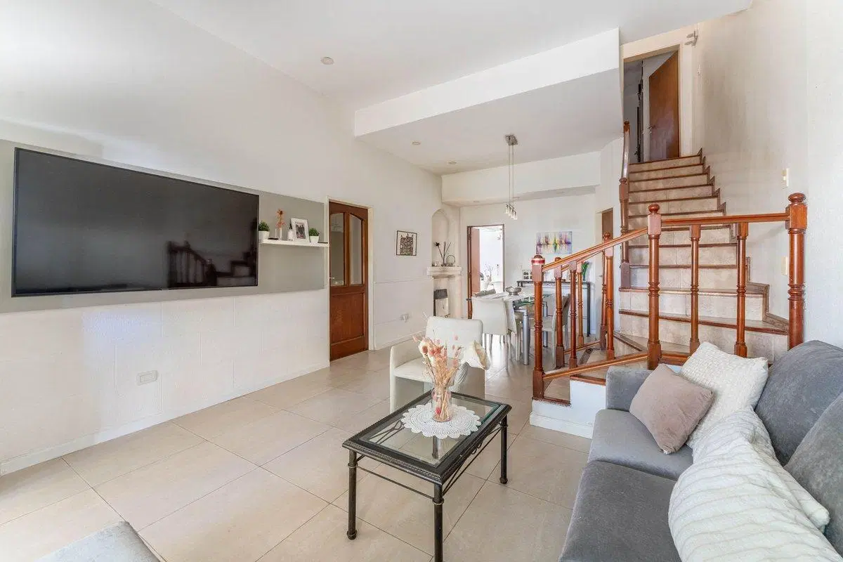 Venta Casa de 7 amb. con doble cochera y patio 3