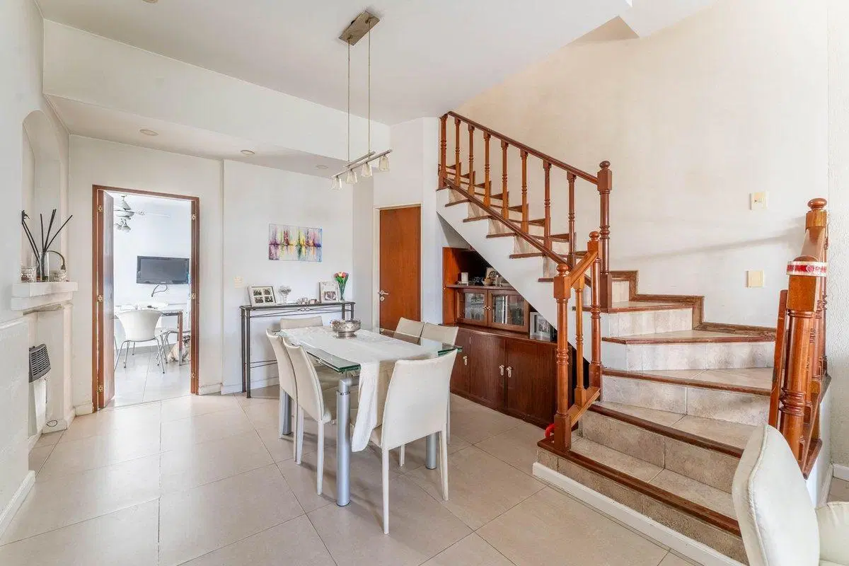 Venta Casa de 7 amb. con doble cochera y patio 3