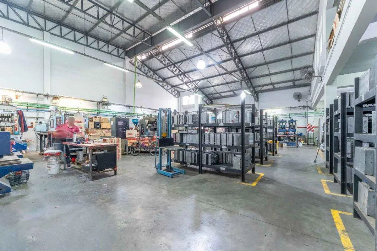 GALPÓN INDUSTRIAL EN ALQUILER 1200 M² VILLA LYNCH 8