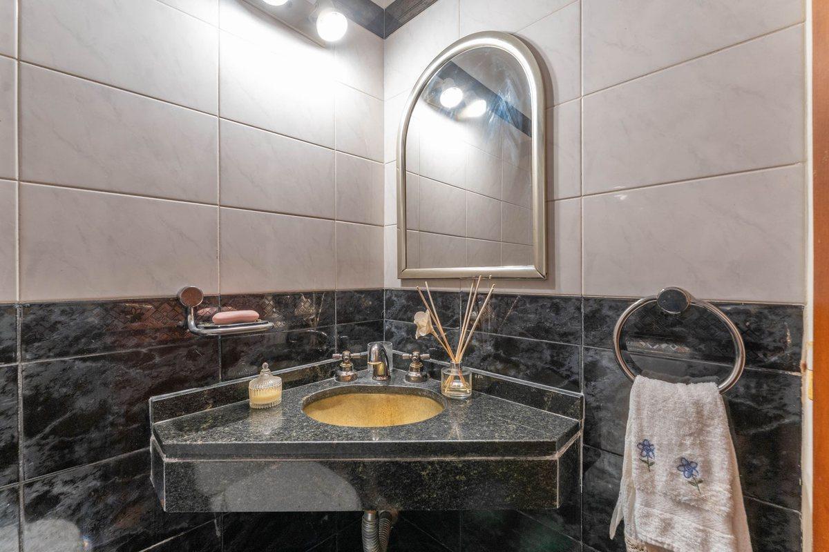 Foto de Venta Casa de 7 amb. con doble cochera y patio, imagen 5