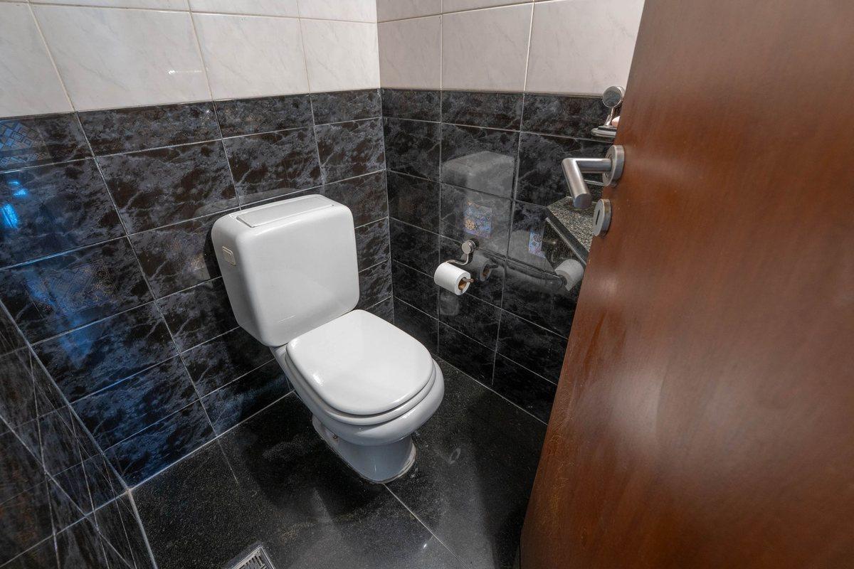 Foto de Venta Casa de 7 amb. con doble cochera y patio, imagen 4