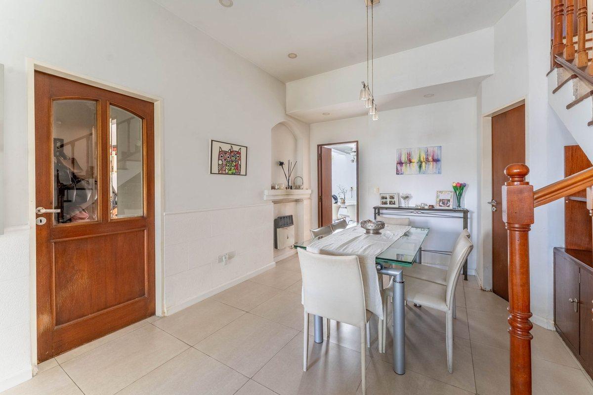 Foto de Venta Casa de 7 amb. con doble cochera y patio, imagen 2