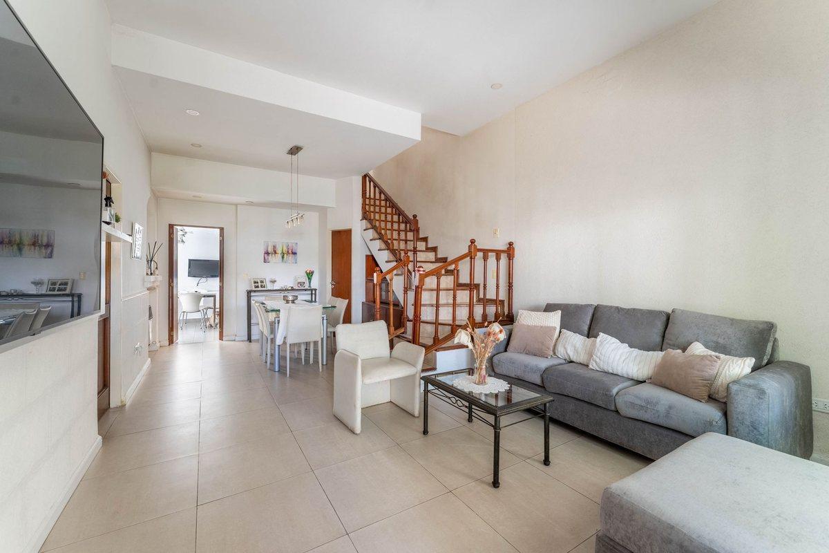 Foto de Venta Casa de 7 amb. con doble cochera y patio, imagen 1