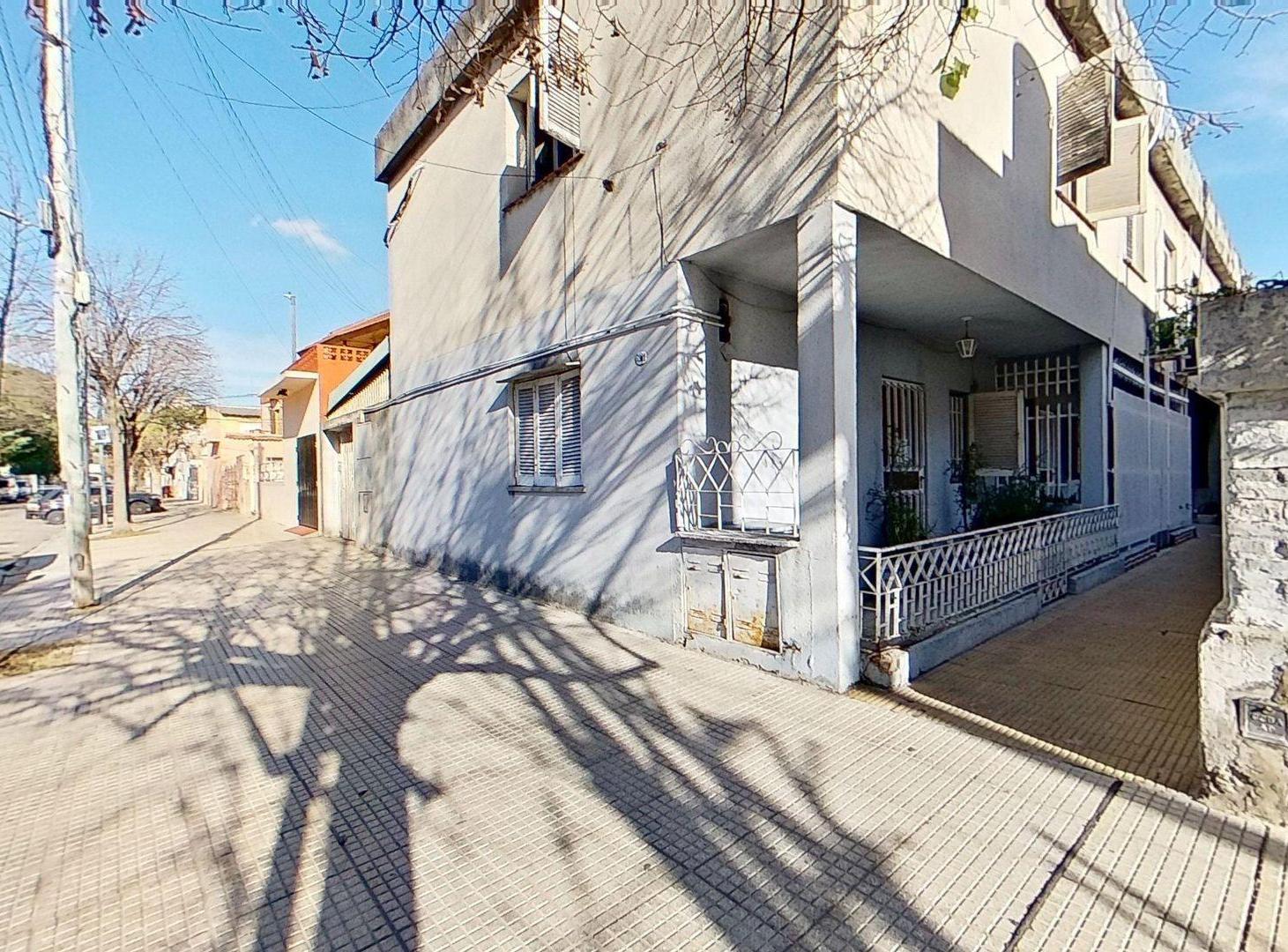 Foto de VENTA CASA 4 AMBIENTES CON PATIO Y COCHERA - CABA, imagen 1