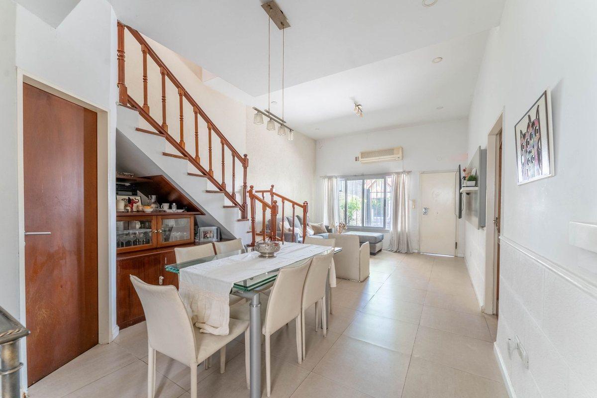 Foto de Venta Casa de 7 amb. con doble cochera y patio, imagen 2