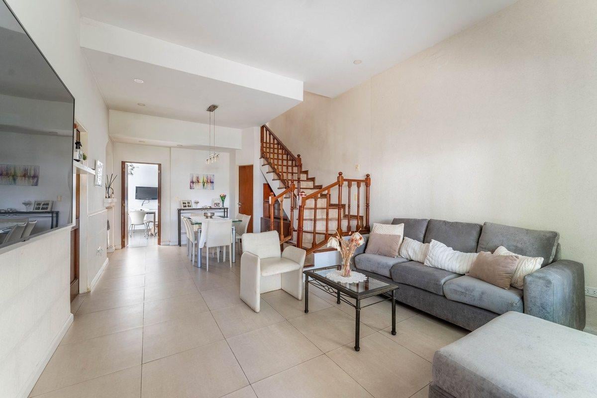 Foto de Venta Casa de 7 amb. con doble cochera y patio, imagen 1