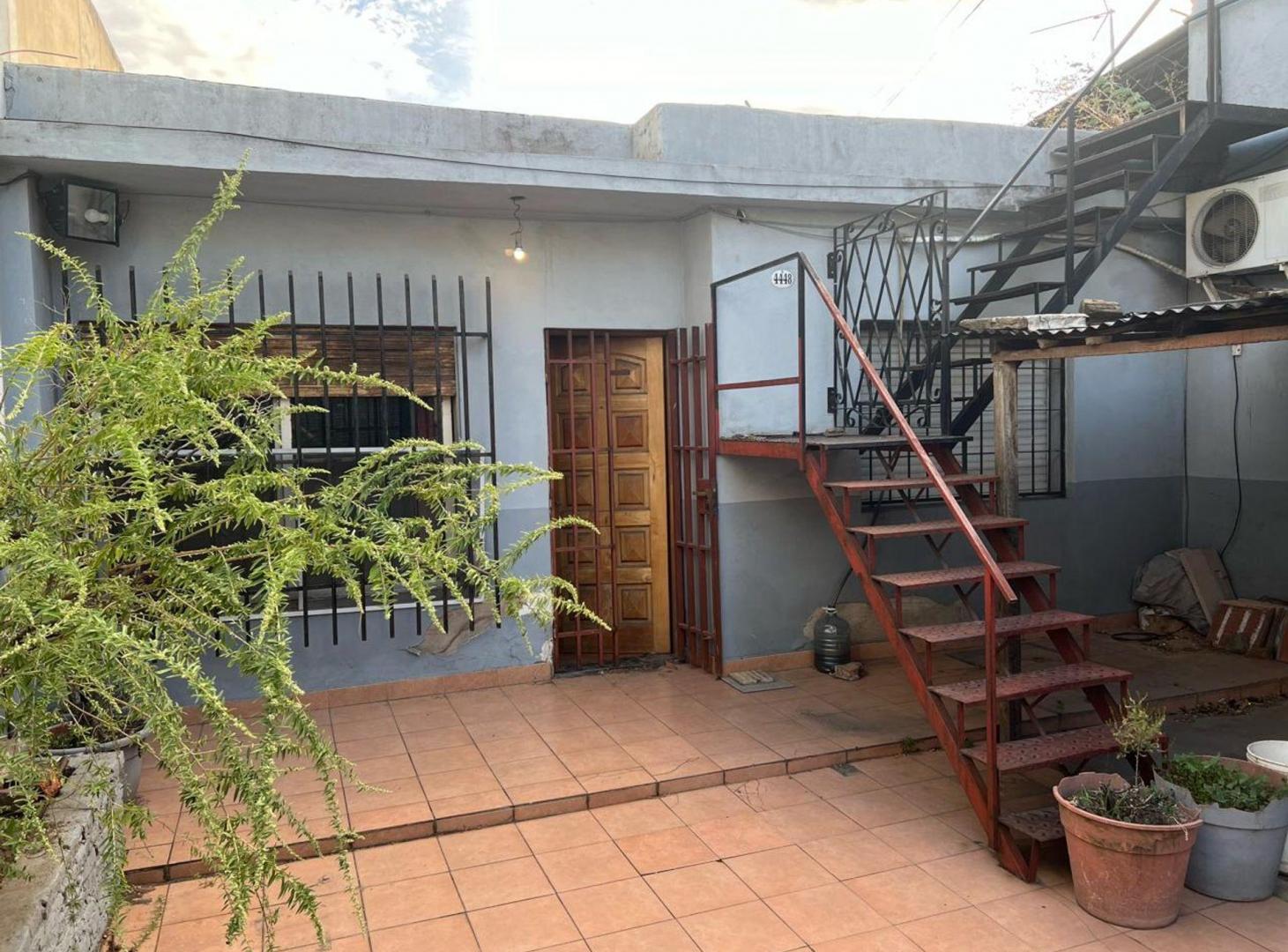 Foto de VENTA CASA 5 AMB. PATIO Y COCHERA - CASEROS, imagen 1