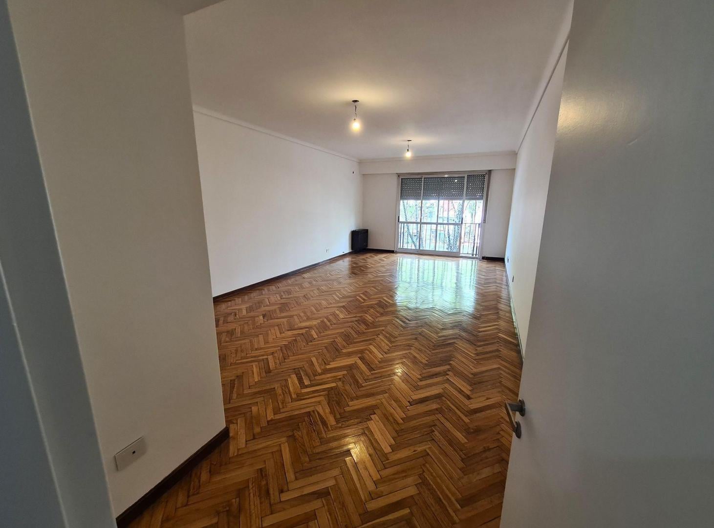 Foto de VENTA DEPTO 4 AMB CON DEPCIA. Y COCHERA -V.ORTUZAR, imagen 3
