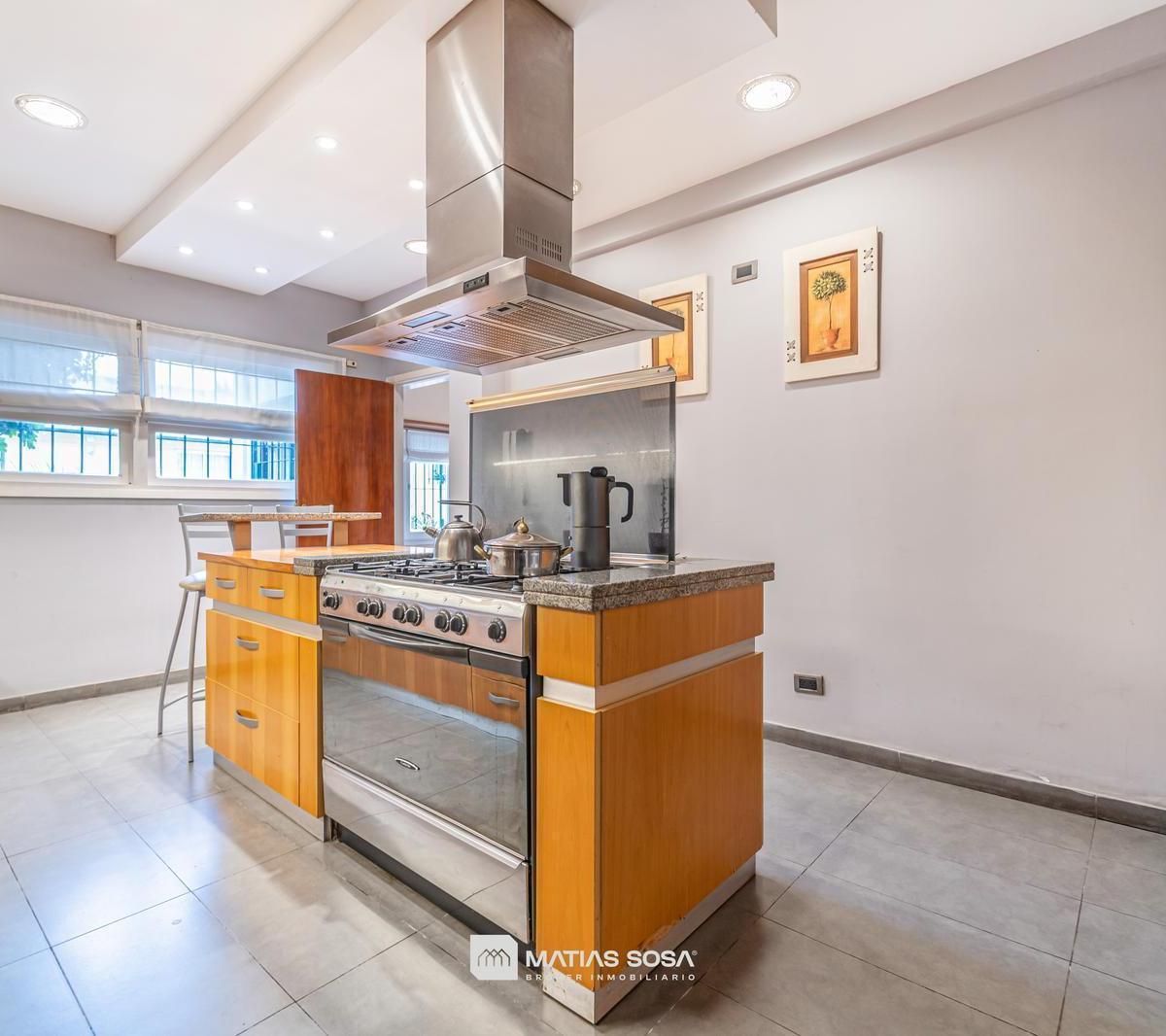 Venta - Casa 4 ambientes con parque y quincho - Zona Chauvin