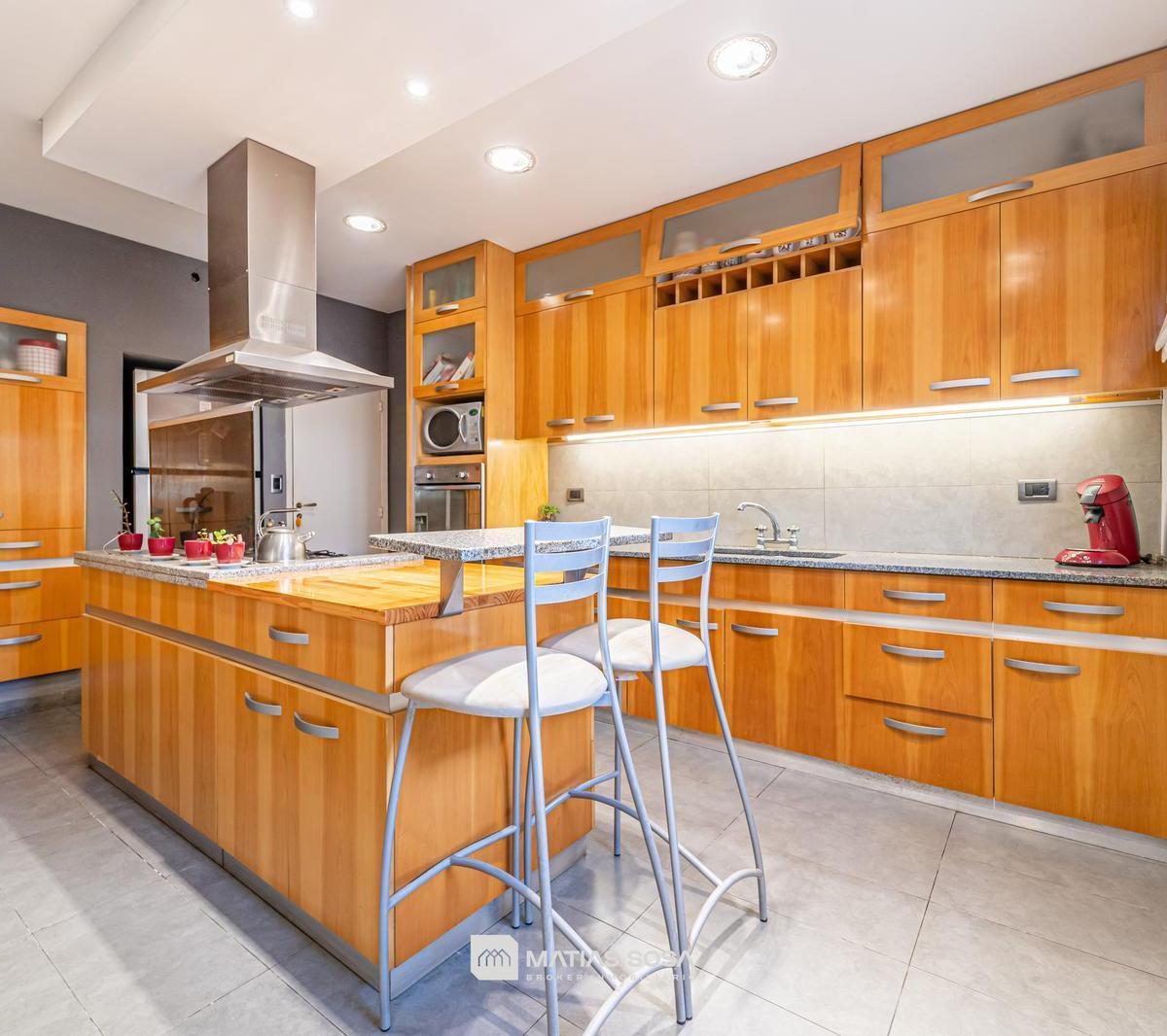 Foto de Venta - Casa 4 ambientes con parque y quincho - Zona Chauvin, imagen 2