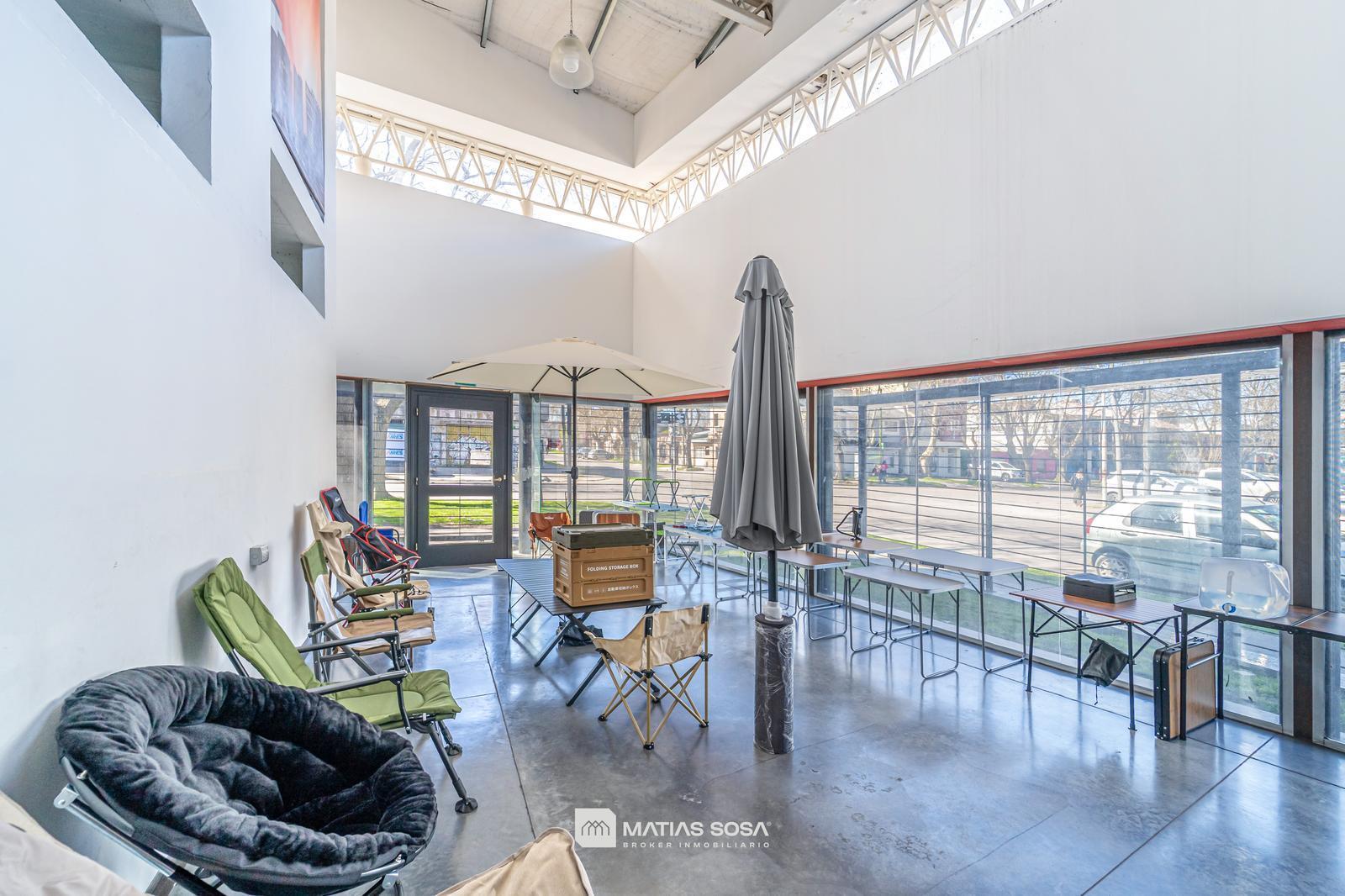 Foto de Venta - Local Comercial y Galpón - Avenida Libertad, imagen 2