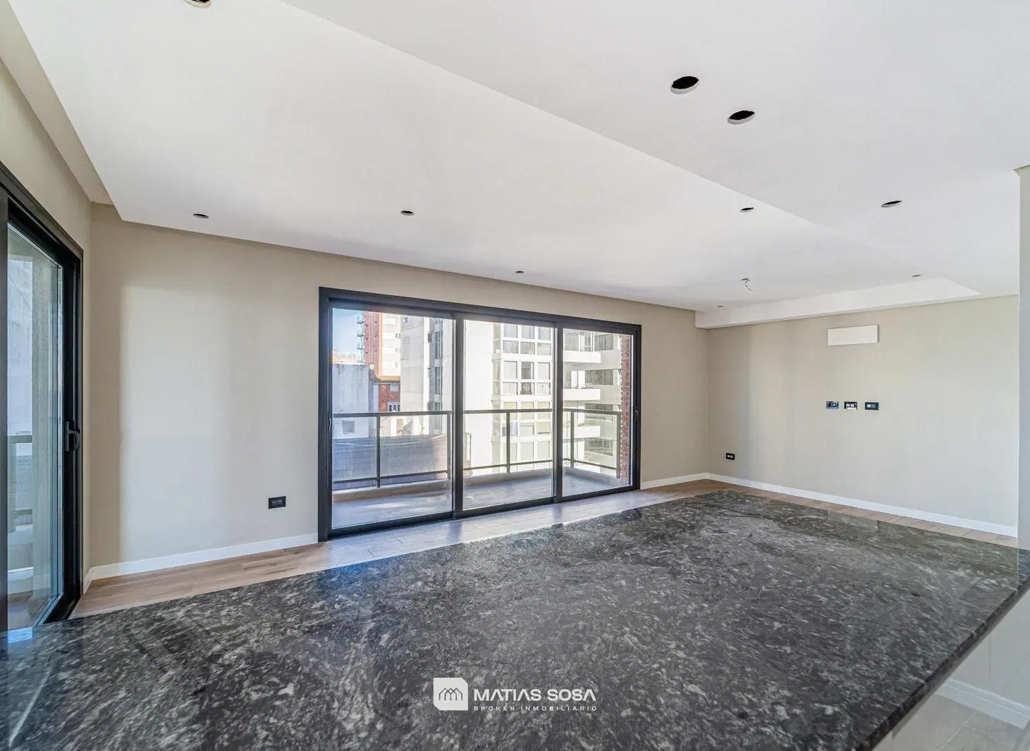 Venta - Departamento de 3 ambientes - Piso Completo - Cochera y Baulera - Estrenar - Playa Grande 2