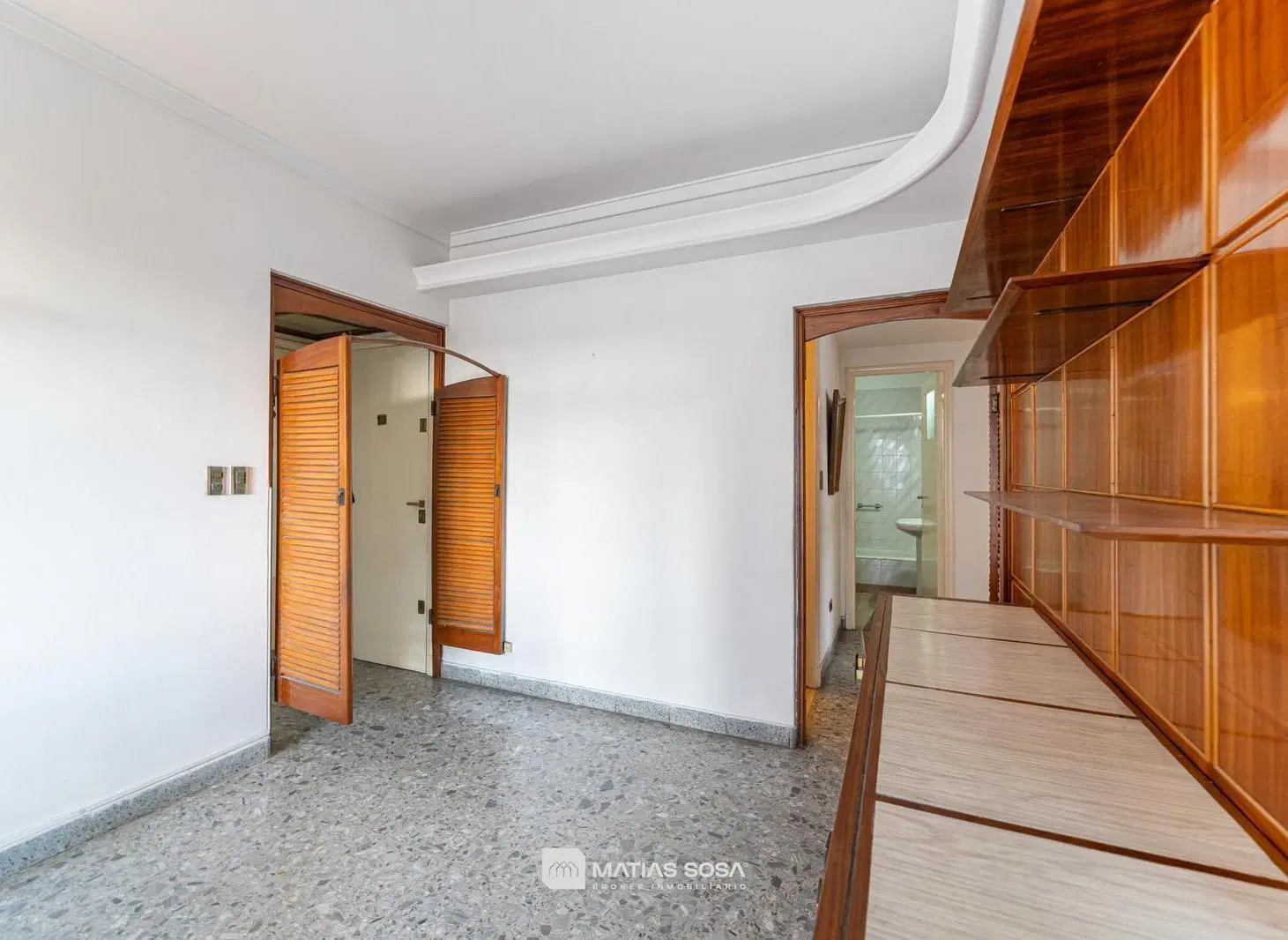 Venta - Departamento - 3 ambientes - al frente - con balcón - vista a Plaza Colon 5