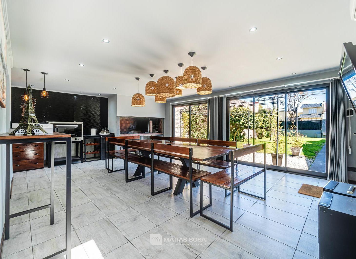 Foto de Venta - Casa - Pinos De Anchorena - 4 ambientes - Quincho - Apto, imagen 1