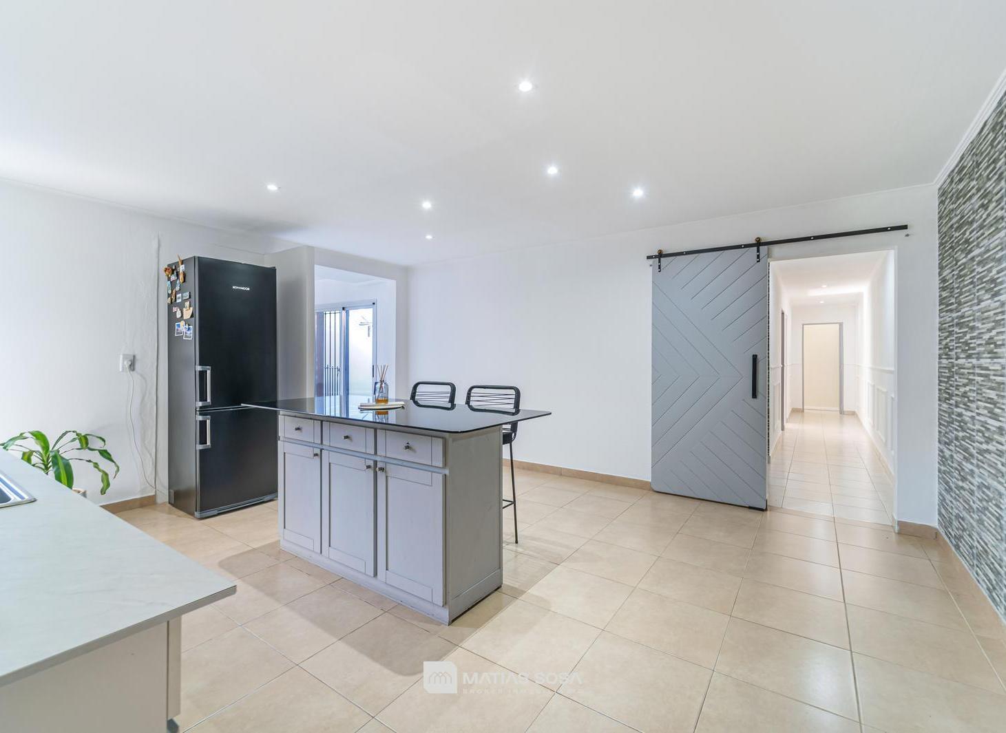 Foto de Venta - Casa - Pinos De Anchorena - 4 ambientes - Quincho - Apto, imagen 2