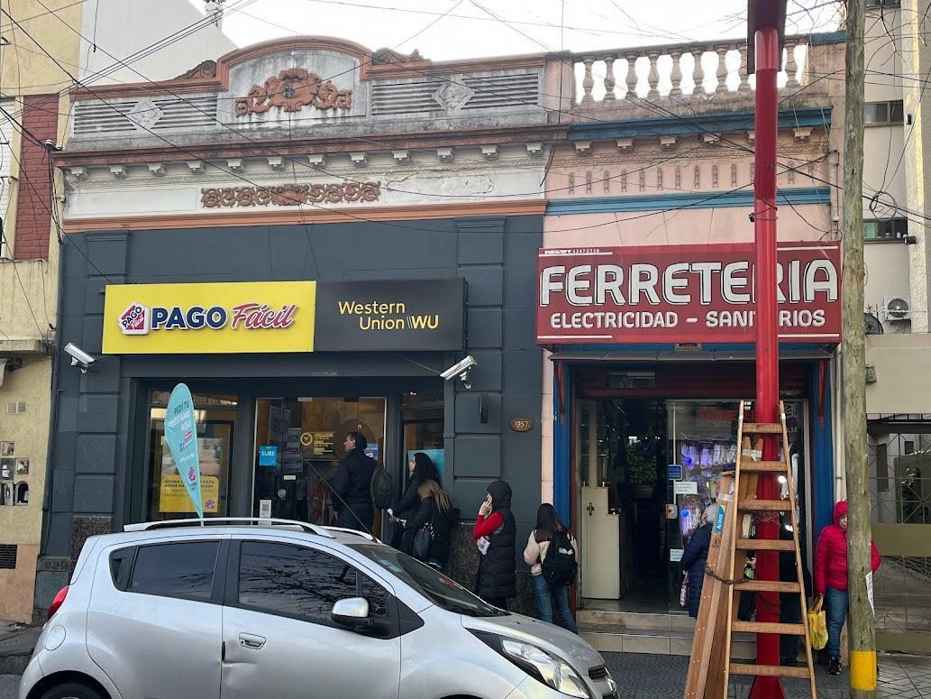 Foto de 2 Locales en Lanús Centro sobre lote 8.50x42.00, imagen 3