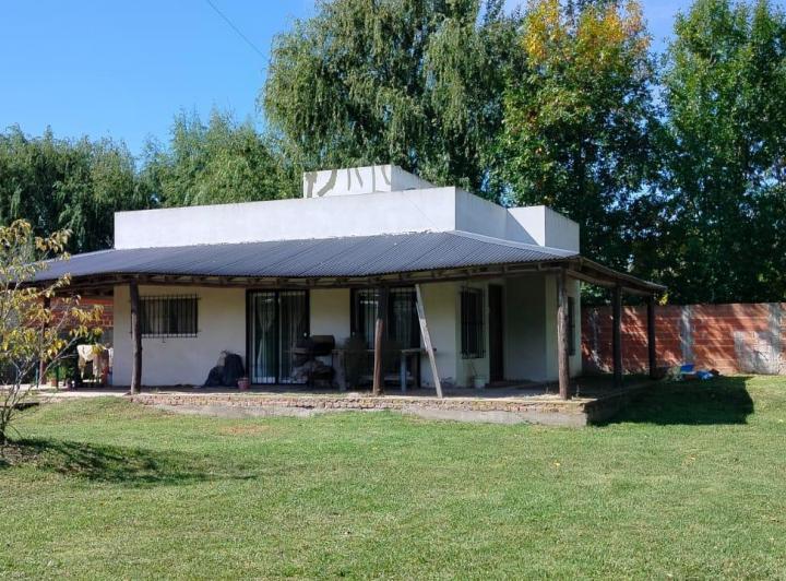 CASA EN VENTA DE 2 DORMITORIOS - CALLE GALILEI A UNA CUADRA DE RUTA 15 - USD 65.000