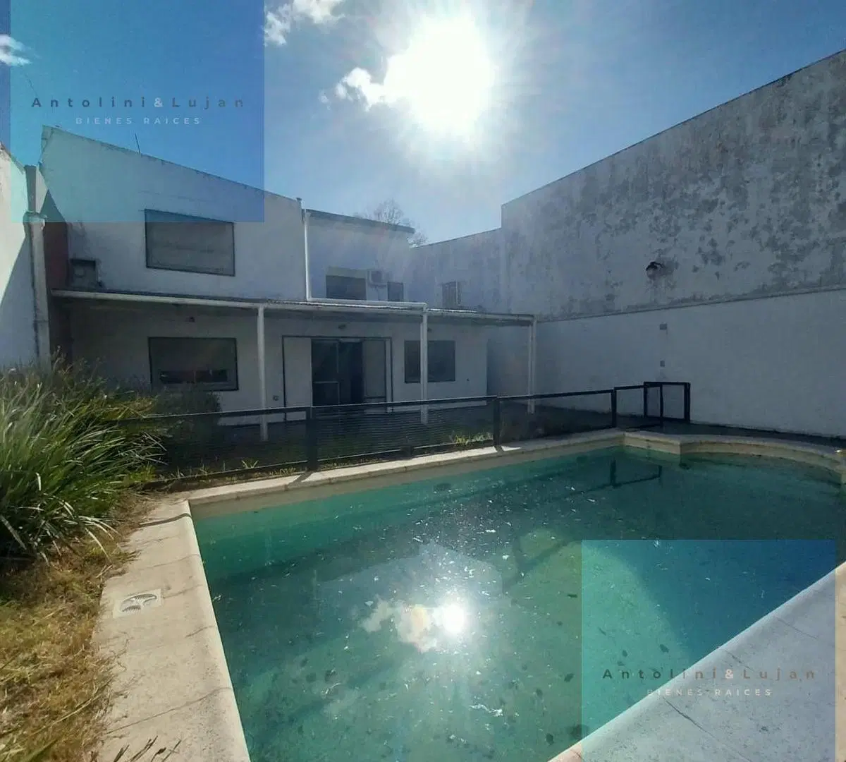 Casa dos domitorios, cochera y pileta 1