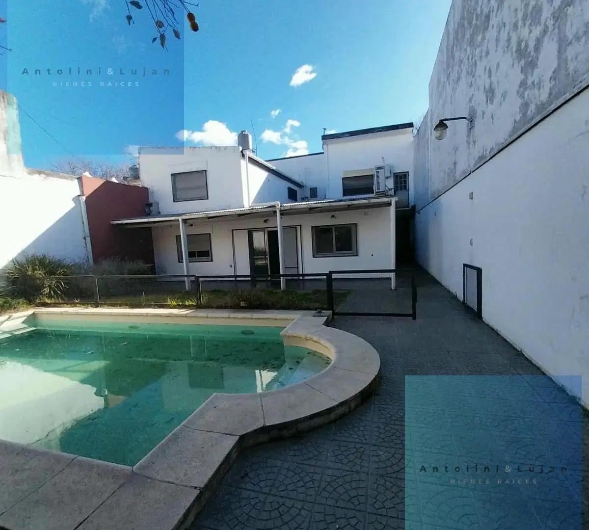 Casa dos domitorios, cochera y pileta 2