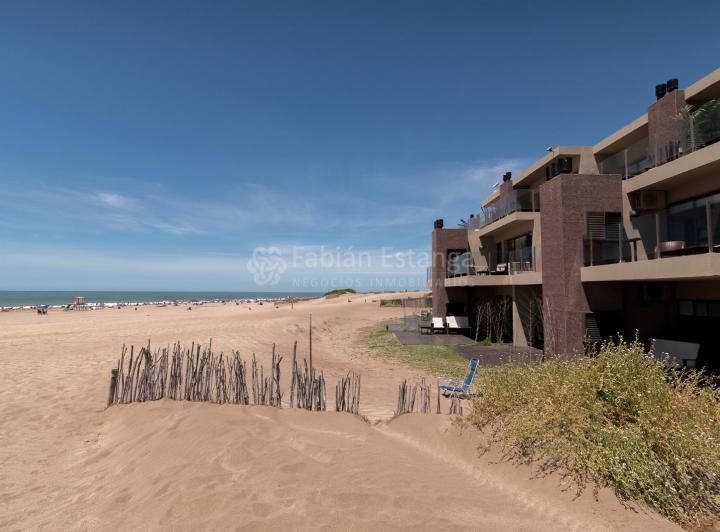 Departamento en venta de 3 dormitorios frente al mar en Las Gaviotas 2