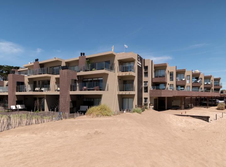 Departamento en venta de 3 dormitorios frente al mar en Las Gaviotas 1