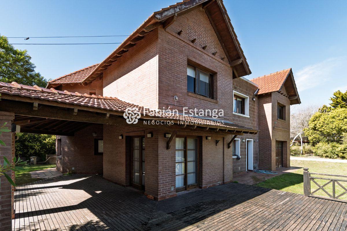 Foto de Casa con piscina a pasos del mar, 4 dormitorios a la venta - Gaviotas y, imagen 3