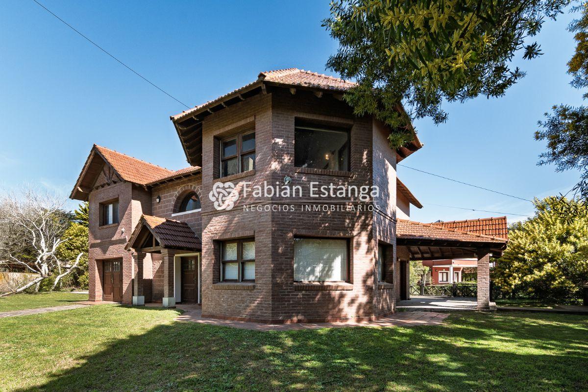 Casa con piscina a pasos del mar, 4 dormitorios a la venta - Gaviotas y Playa - en Las Gaviotas.
