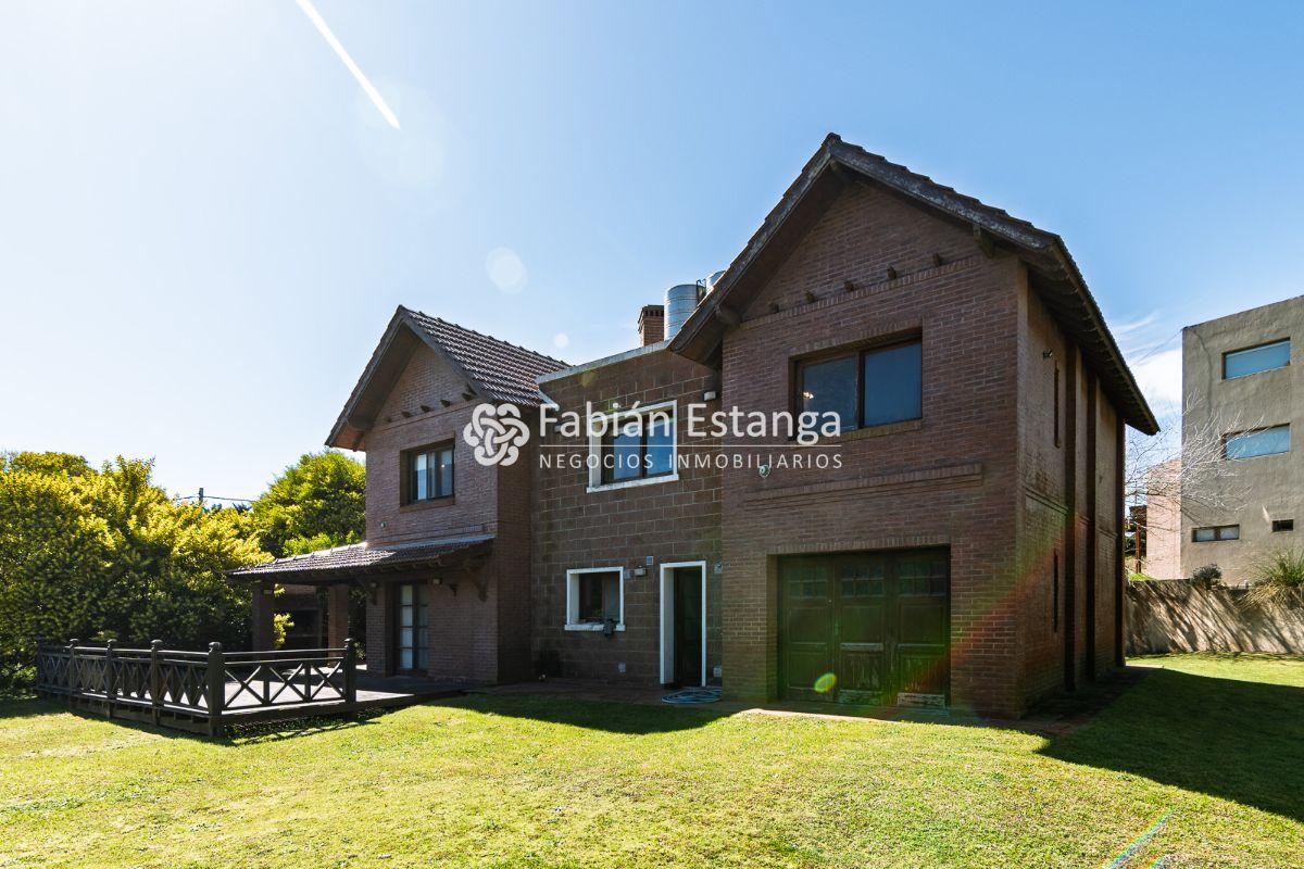 Foto de Casa con piscina a pasos del mar, 4 dormitorios a la venta - Gaviotas y, imagen 2