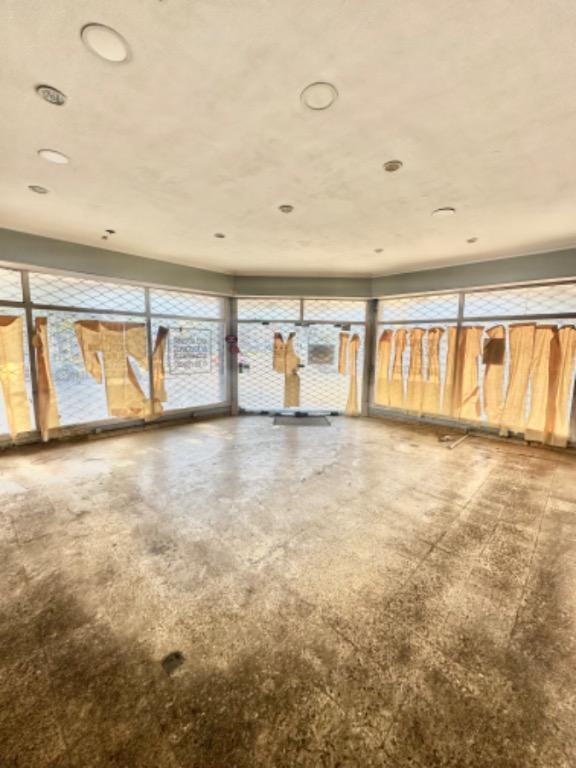 VENTA GRAN LOCAL EN ESQUINA SOBRE AVENIDA JARA
