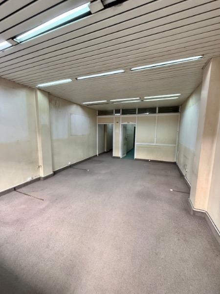 Foto de ALQUILO LOCAL PLENO CENTRO GRAN VIDRIERA 65 MTS, imagen 3