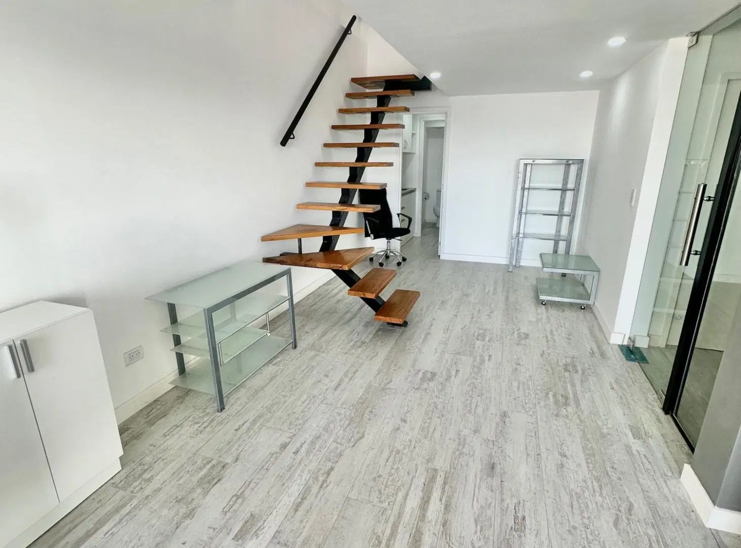 EN VENTA OFICINA SEMIPISO EN DUPLEX IMPECABLE 3