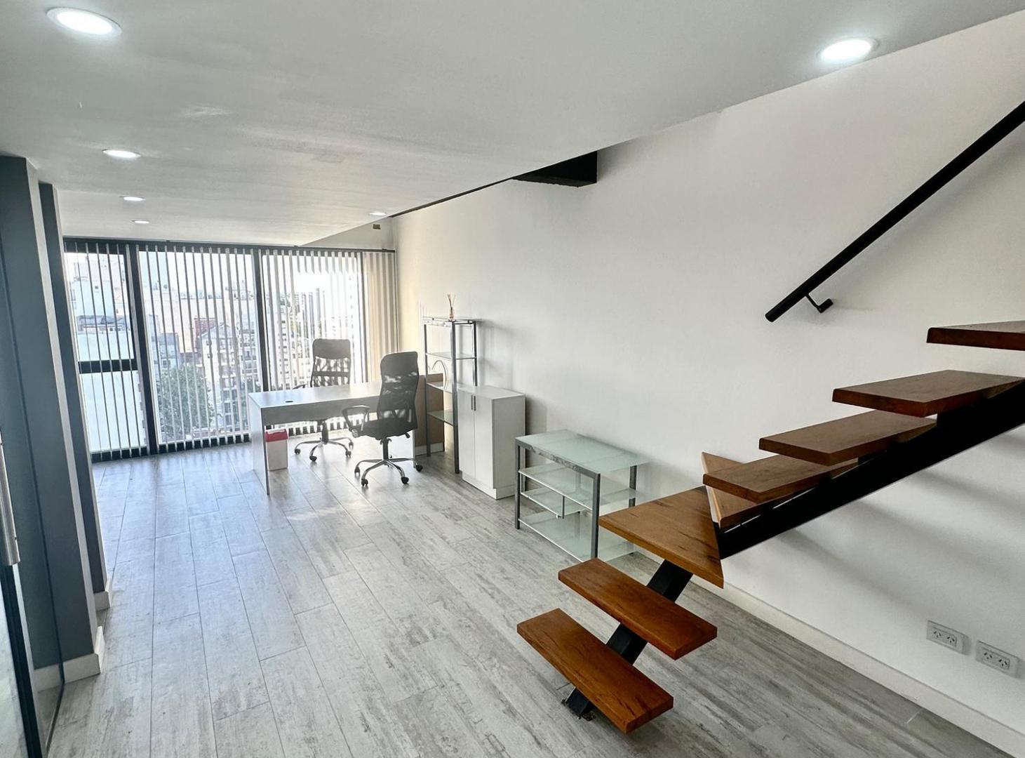 Foto de EN VENTA OFICINA SEMIPISO EN DUPLEX IMPECABLE, imagen 4
