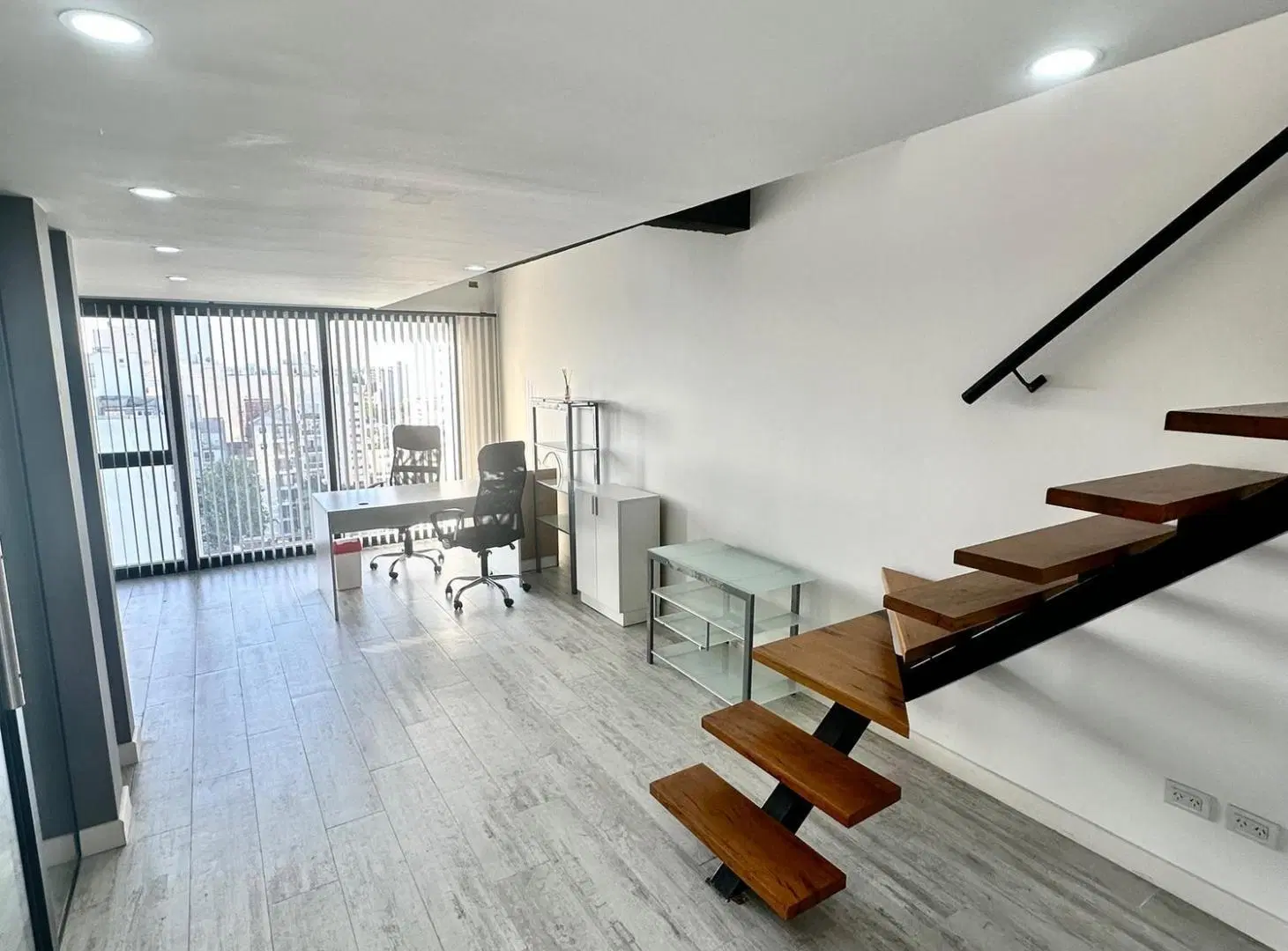 EN VENTA OFICINA SEMIPISO EN DUPLEX IMPECABLE 4