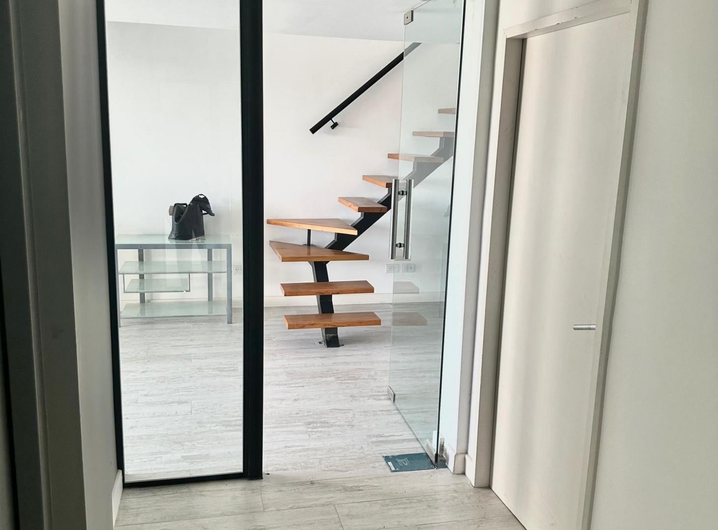Foto de EN VENTA OFICINA SEMIPISO EN DUPLEX IMPECABLE, imagen 5
