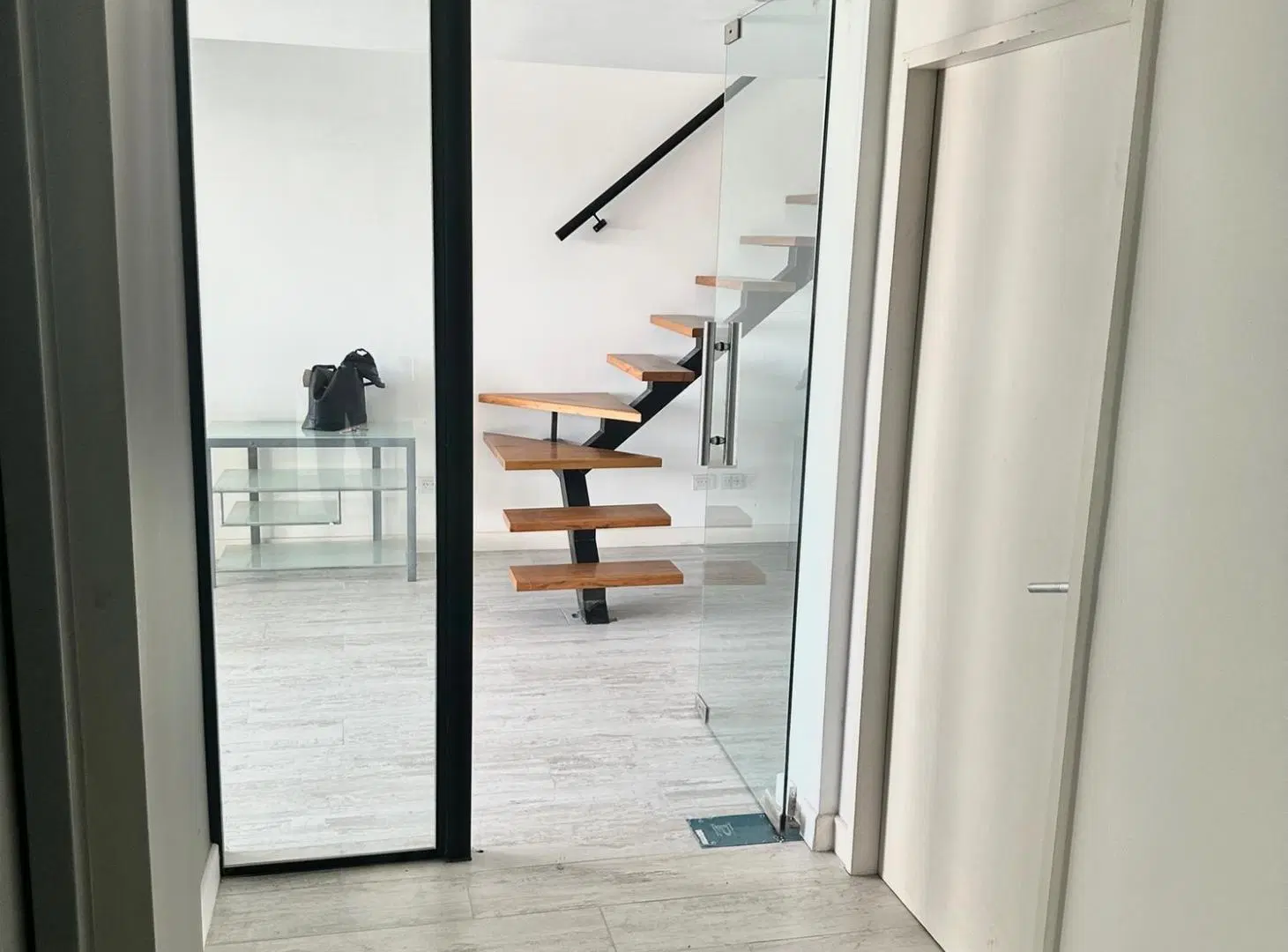 EN VENTA OFICINA SEMIPISO EN DUPLEX IMPECABLE 5