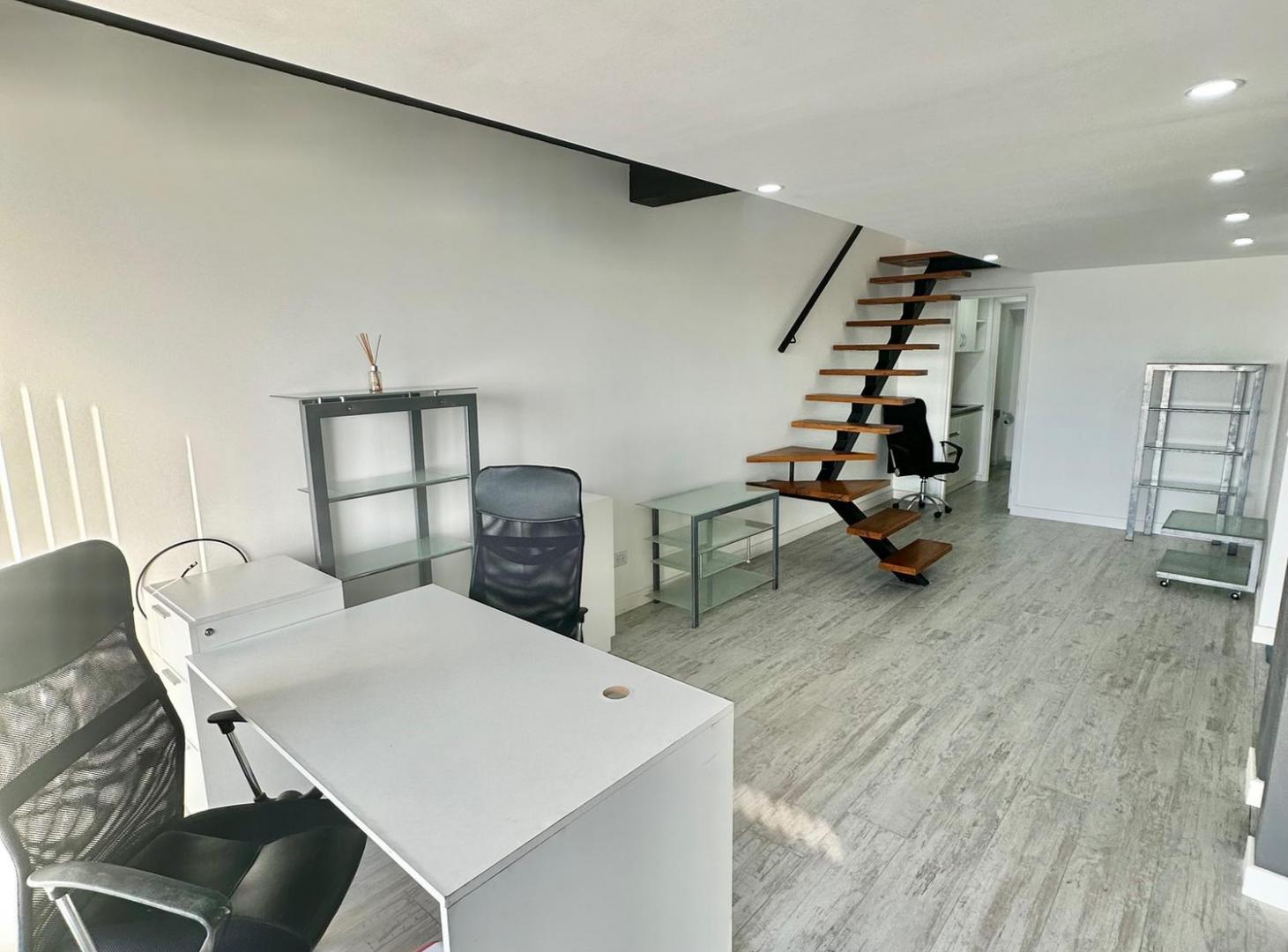 Foto de EN VENTA OFICINA SEMIPISO EN DUPLEX IMPECABLE, imagen 3