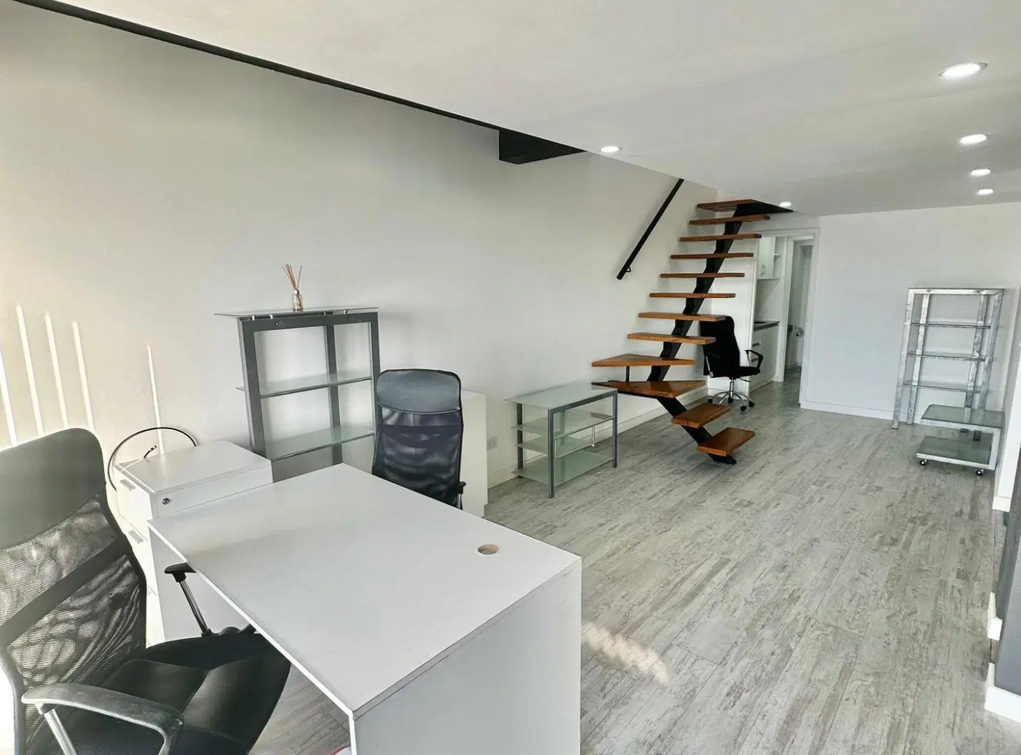 EN VENTA OFICINA SEMIPISO EN DUPLEX IMPECABLE 2