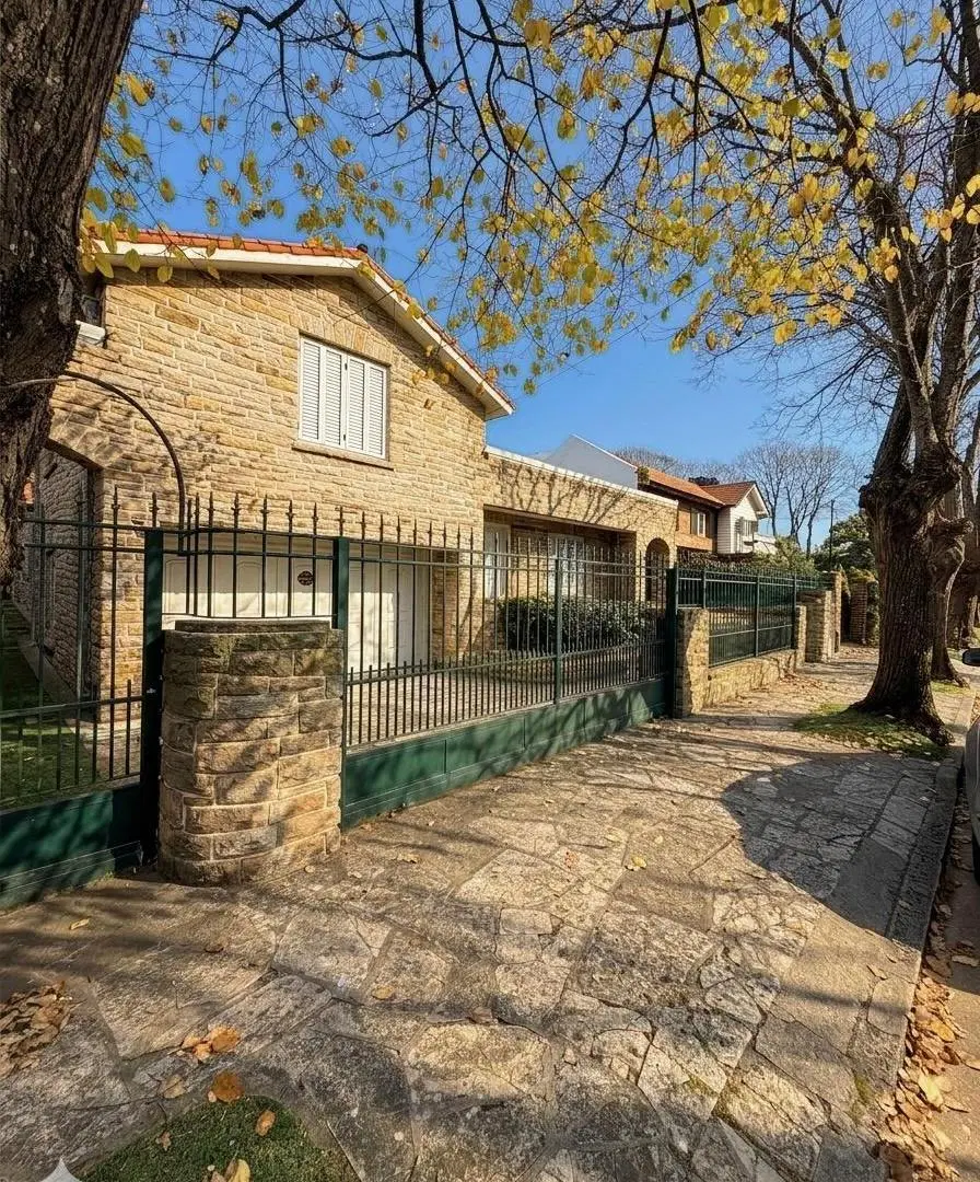 ALQUILO CHALET GUEMES 340 MTS PARQUE 4 DORM 2