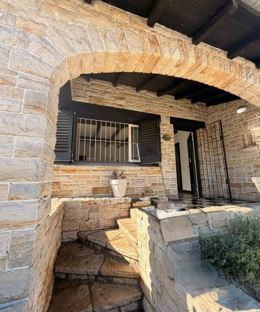 Foto de CHALET USO PROFESIONAL / COMERCIAL ZONA GUEMES, imagen 2