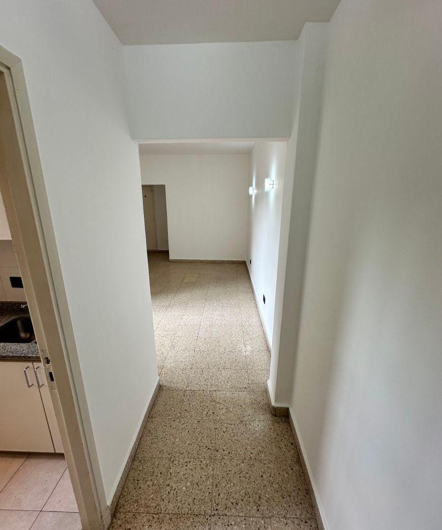 Foto de VENDO 3 AMBIENTES CONTRA FRENTE RECICLADO CENTRO U$S 78.000.- APTO, imagen 2