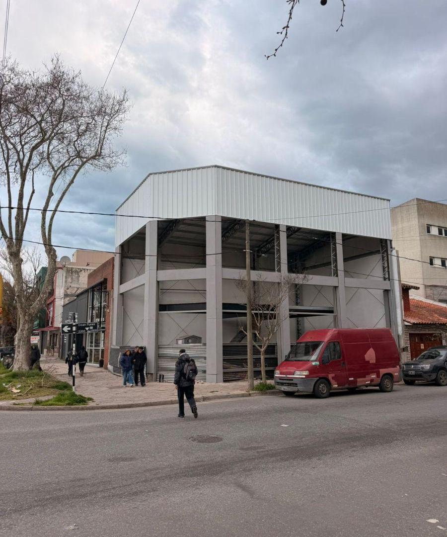 Foto de ALQUILO ESQUINA AV.COLON Y FUNES LOCAL CON ENTREPISO 170 MTS A ESTRENAR, imagen 5