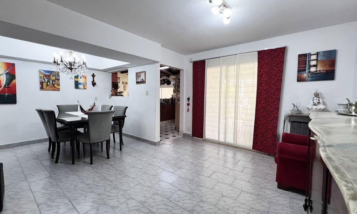 Casa de 4 Ambientes con Cochera - Valentin Alsina 5